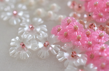花のスパンコールのビーズ刺繍