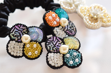 スパンコールの刺繍花モチーフ